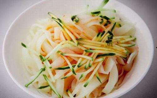 邯郸黑妮凉皮吃瓜,夏日消暑美食，吃瓜群众的夏日狂欢