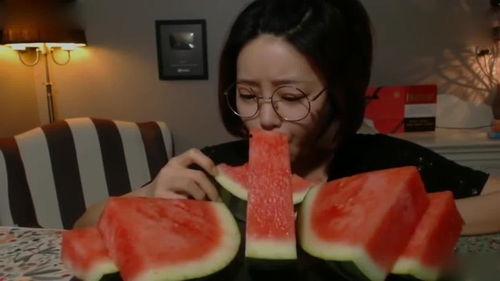 吃黑瓜刺激胃吗会胖吗女生,胃部刺激与体重管理解析